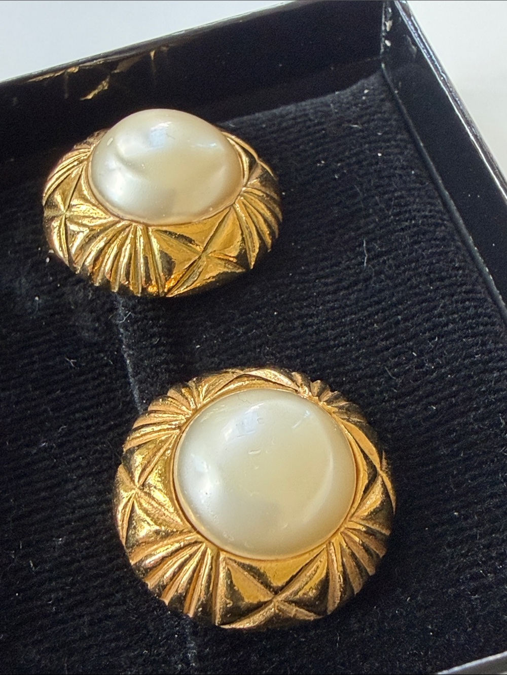 CHANEL Gold and Pearl Round Button Earrings Victoire de Castellane Era 1980’s - Picture 11 of 12